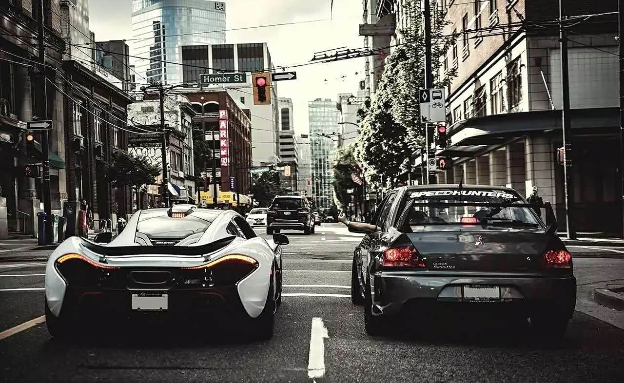 虽然后两款车都有情怀加成,但是相比较这两年火起来的r36来说,evo一直