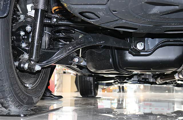 悬架方面采用了前麦佛逊后多连杆独立悬架结构,瑞风s7的底盘表现在此