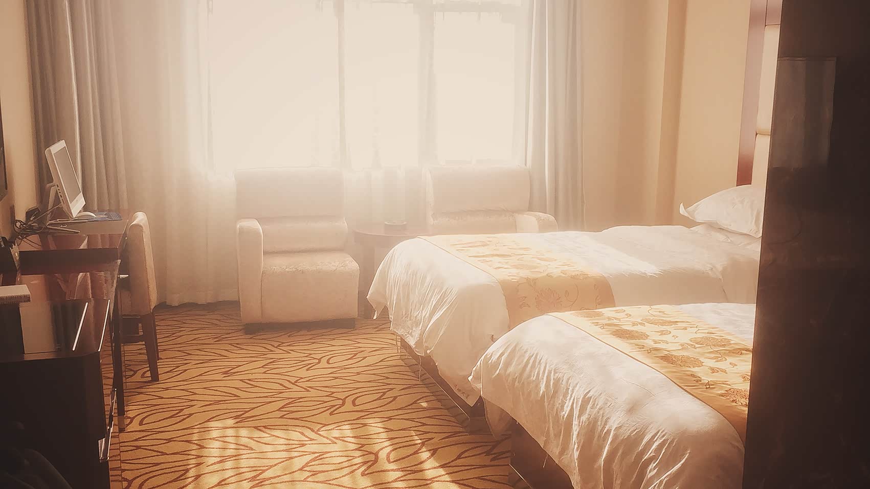 端正了态度后,我到宾馆楼下的餐厅,吃了一大碗 炒面和好多羊肉串以示