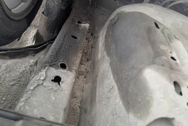 再看看这右后纵梁,已经严重变形了,如果右后方再次发生同等程度的交通