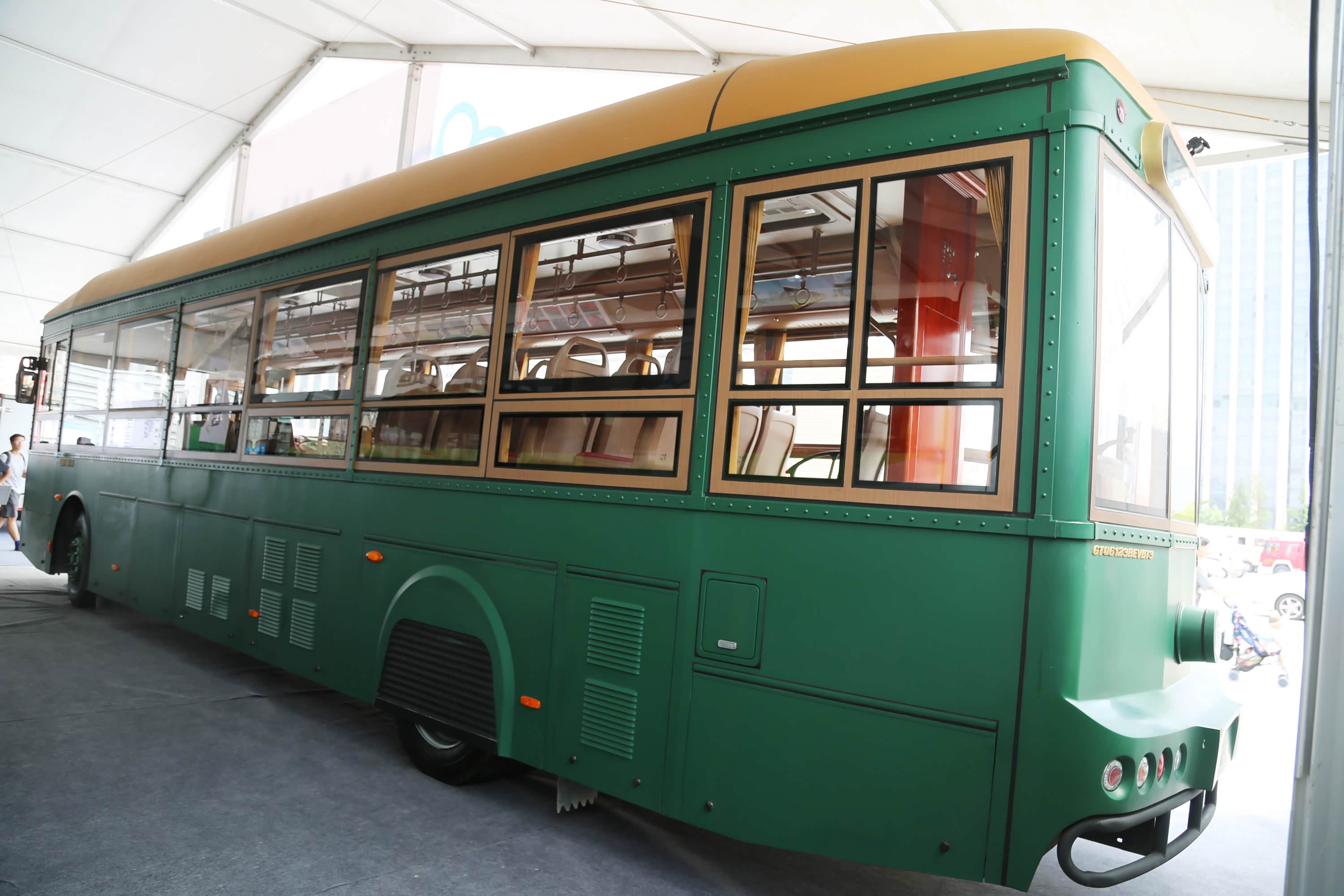 偶遇仿古铛铛车,满满的怀旧复古风情!