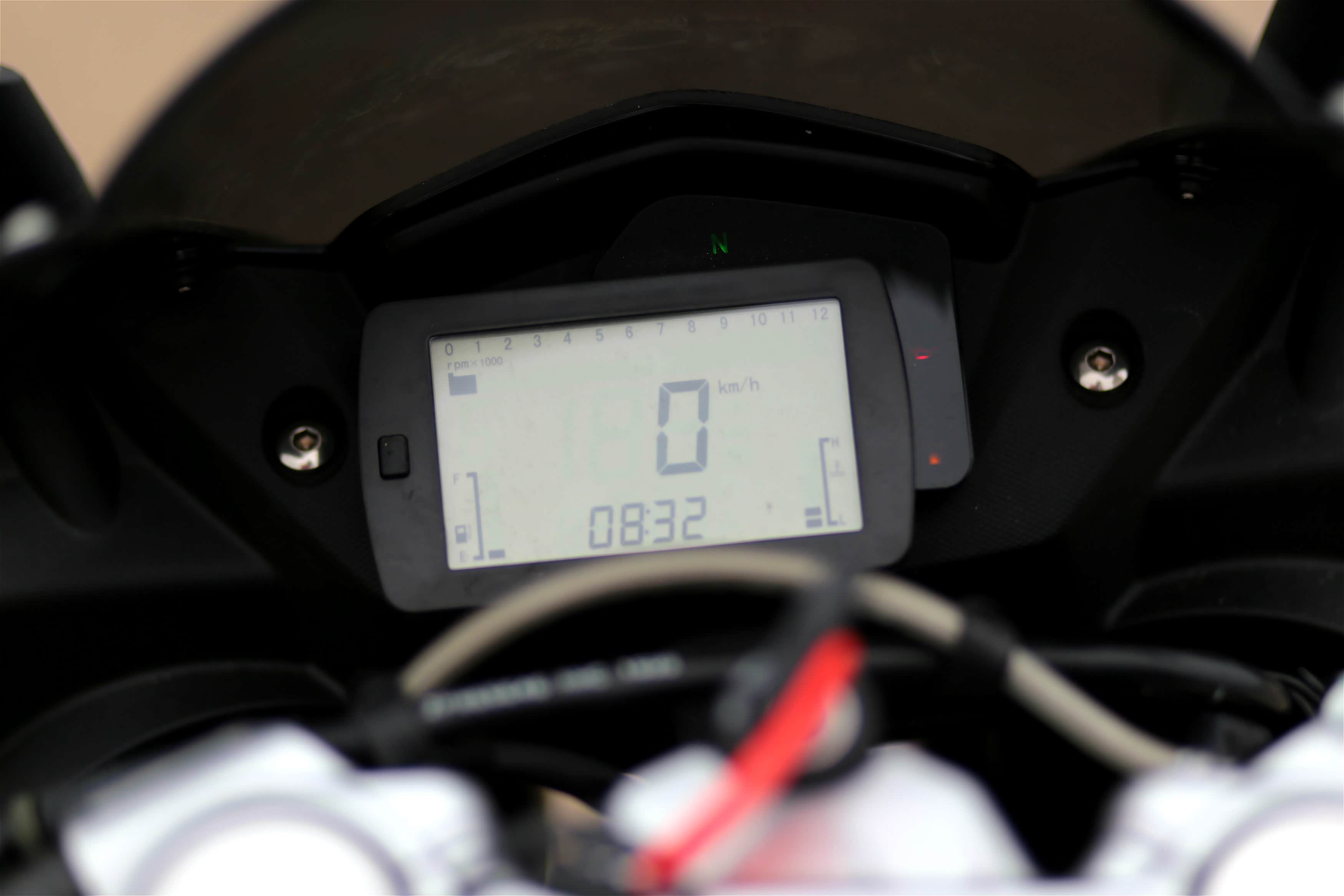 据说更犀利更酷(已购买gpr150的车主,届时会免费得到新仪表的更换