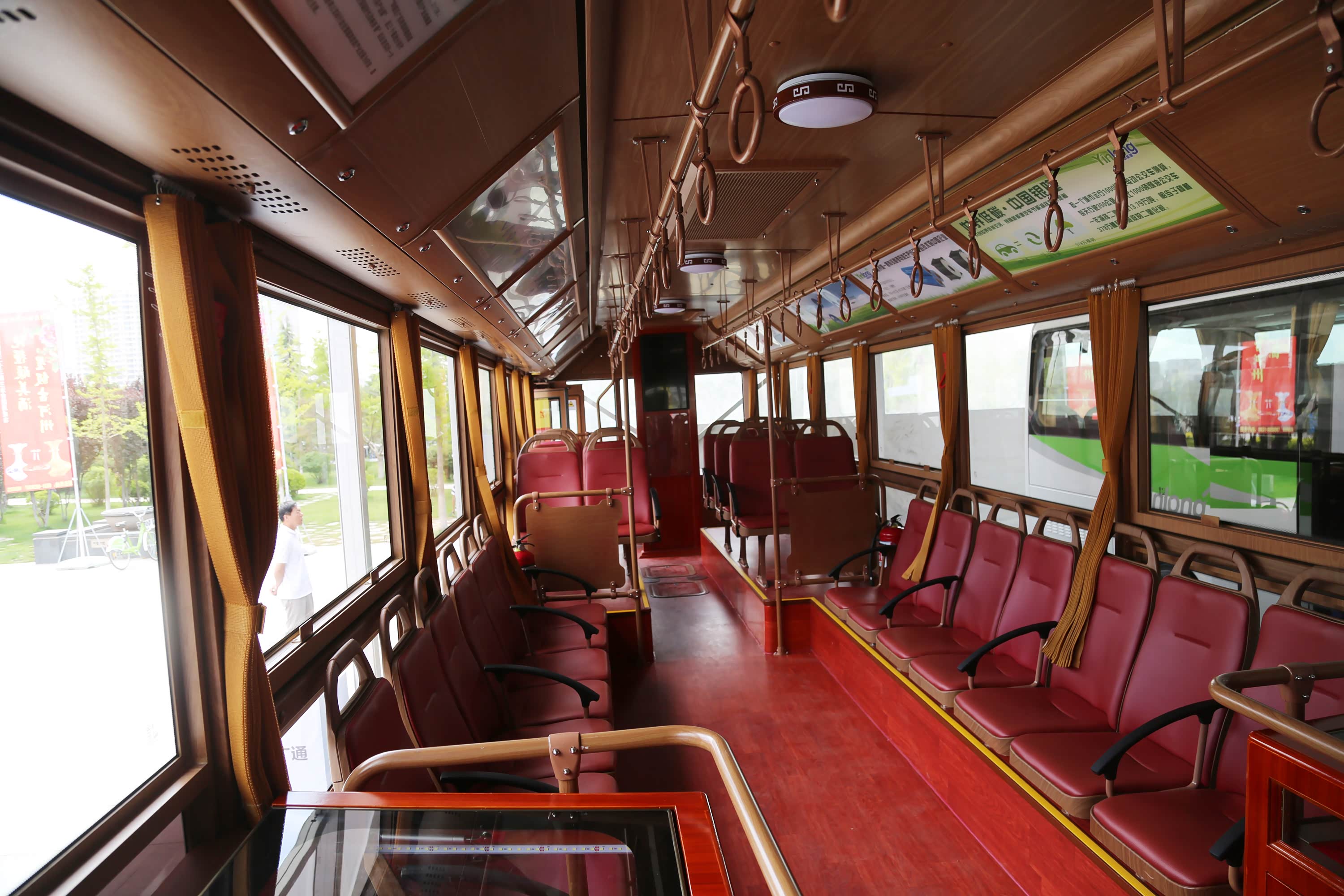 偶遇仿古铛铛车,满满的怀旧复古风情!