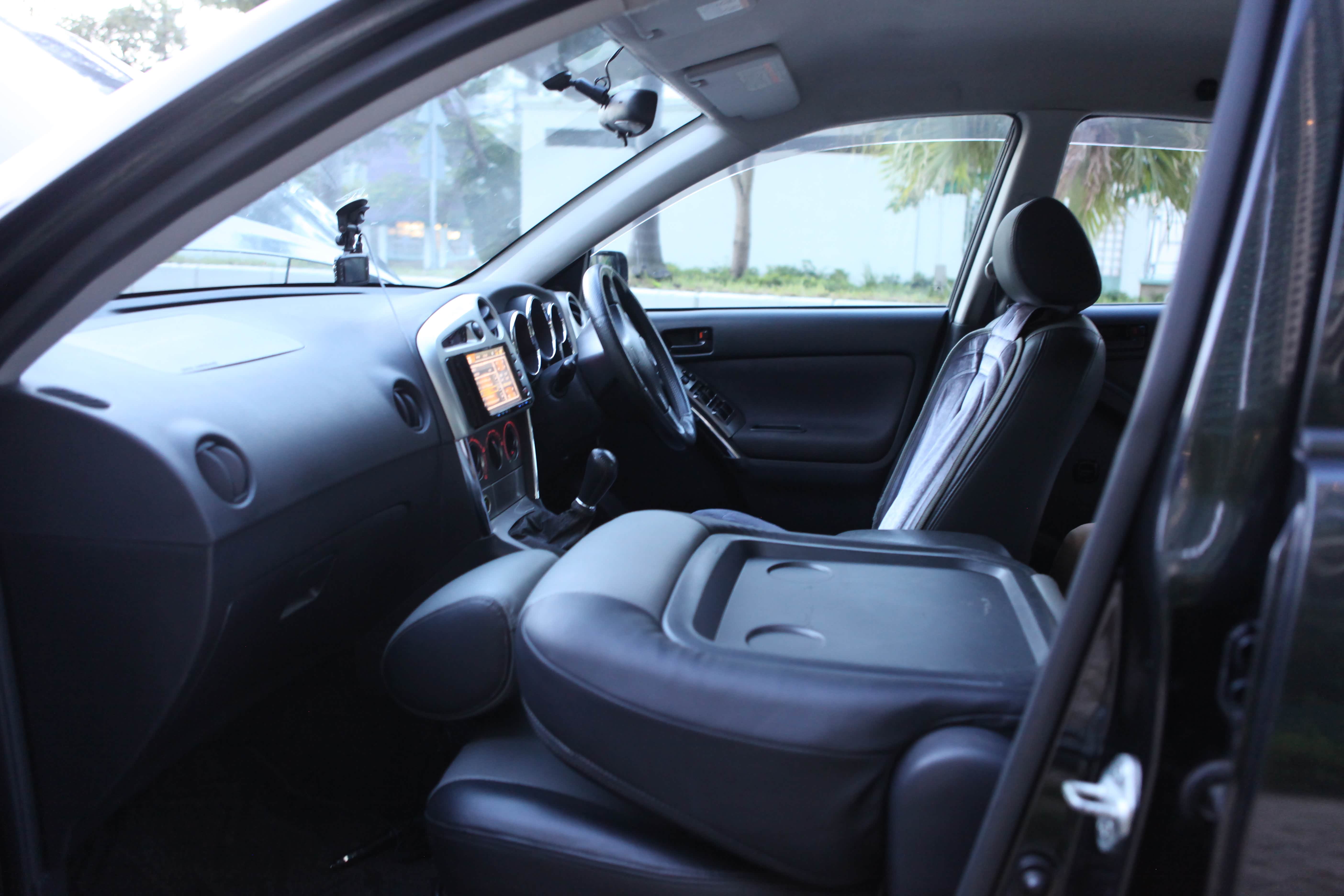 副驾驶座很容易翻折形成一个小桌子