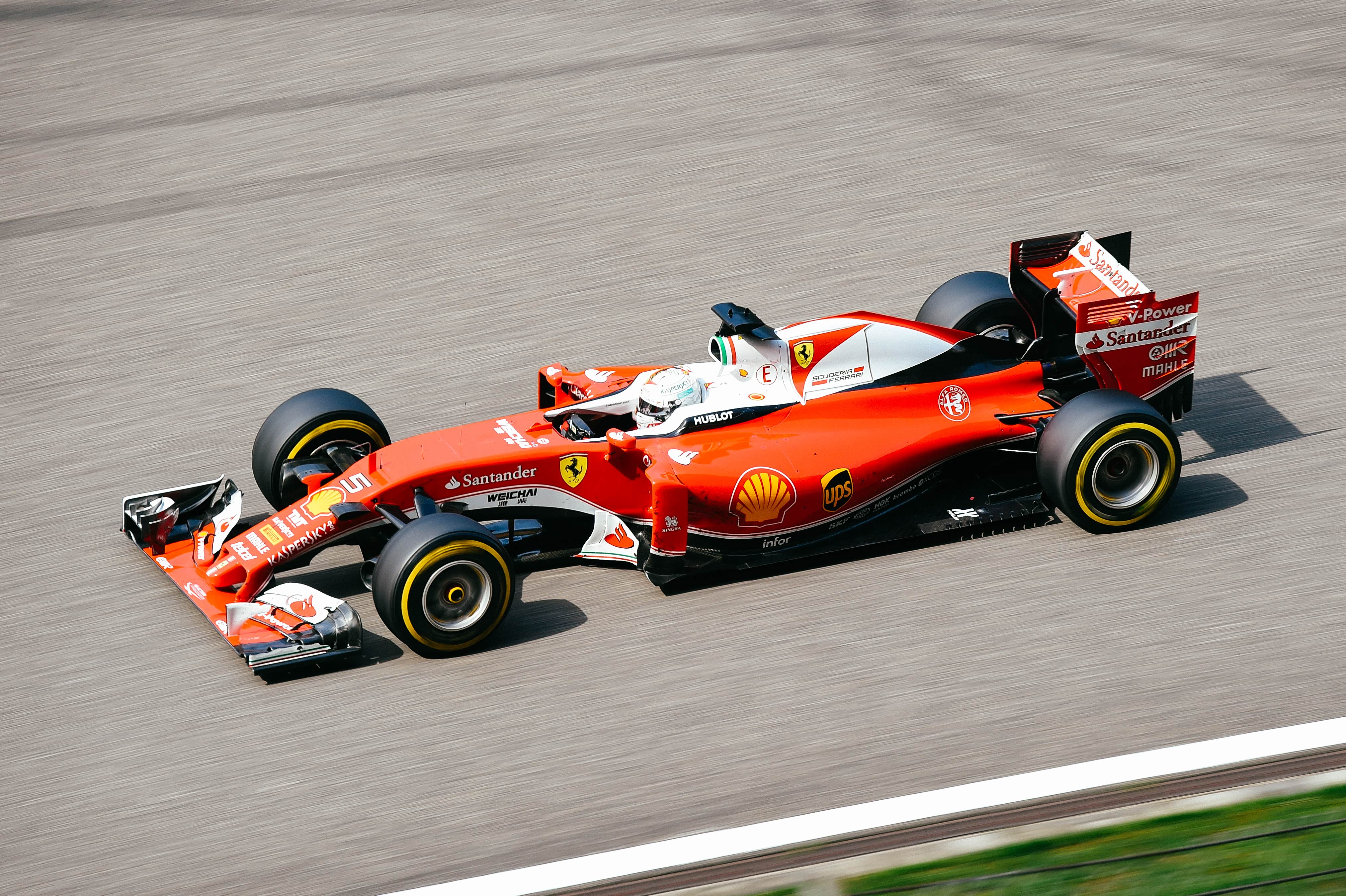 驾驶红色拖拉机的维特尔