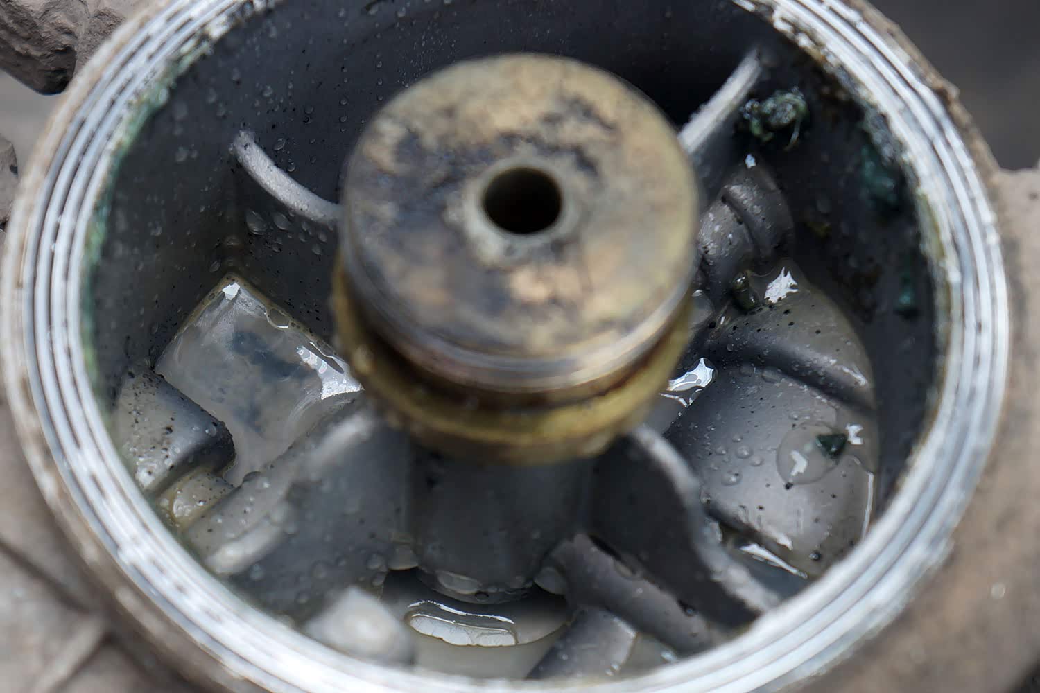 在拆下旧干燥罐之后发现,干燥器总成内部已存有一定量的水,并且干