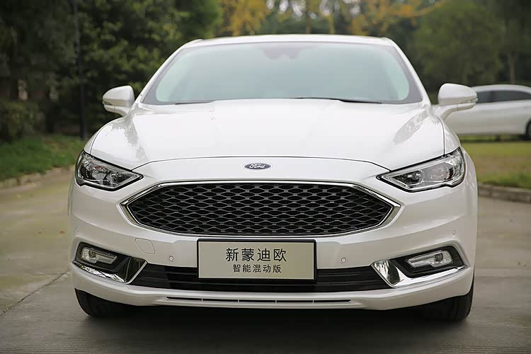 蒙迪欧混动版独有的黑色蜂窝网状的前进气格栅