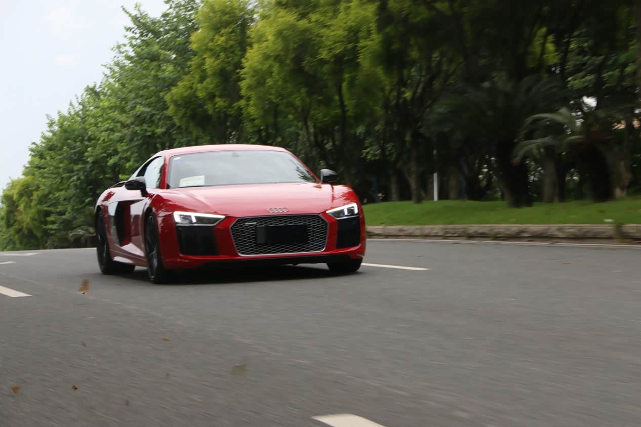 说我买贵老铁你见过10缸的tt吗?试驾奥迪r8