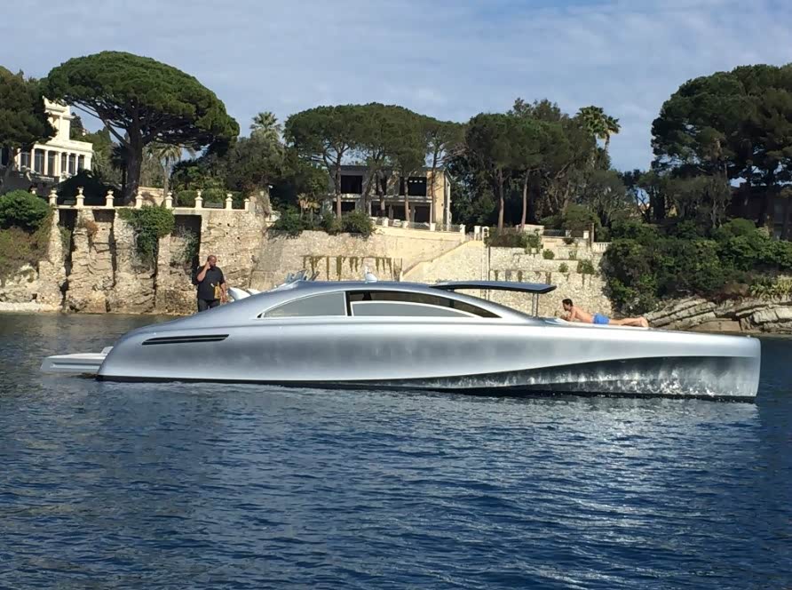 经过三年多的等待,奔驰游艇终于来了!