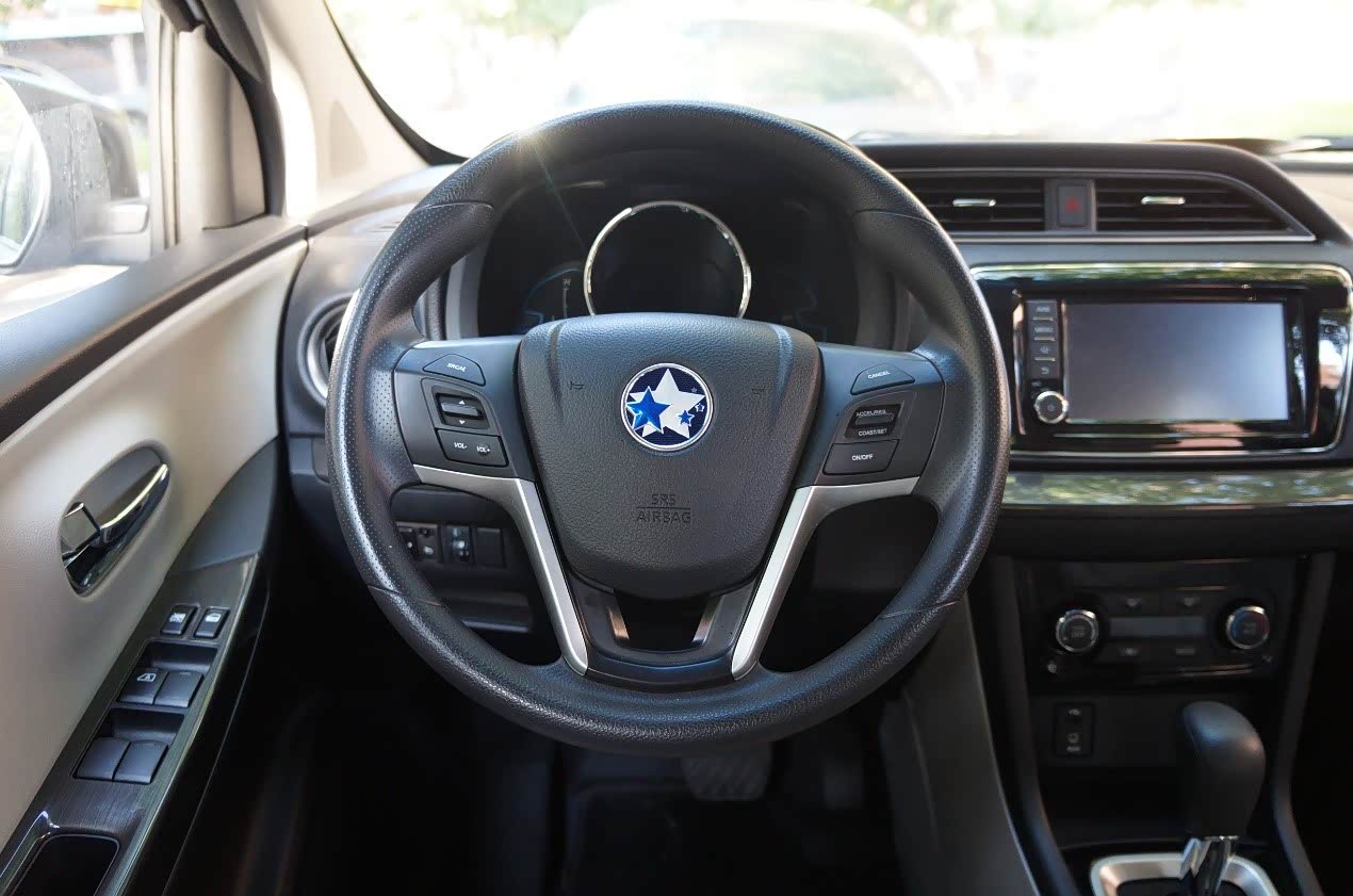 三幅式的方向盘虽然没有真皮包裹,但是表面采用了软搪塑的处理工艺