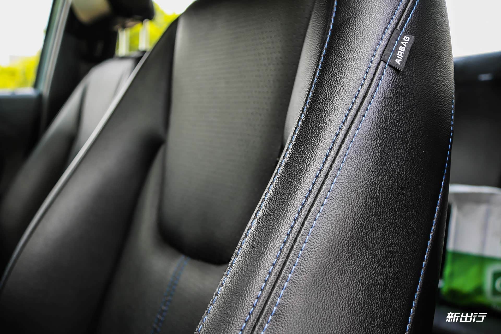 座椅采用了蓝色的缝线