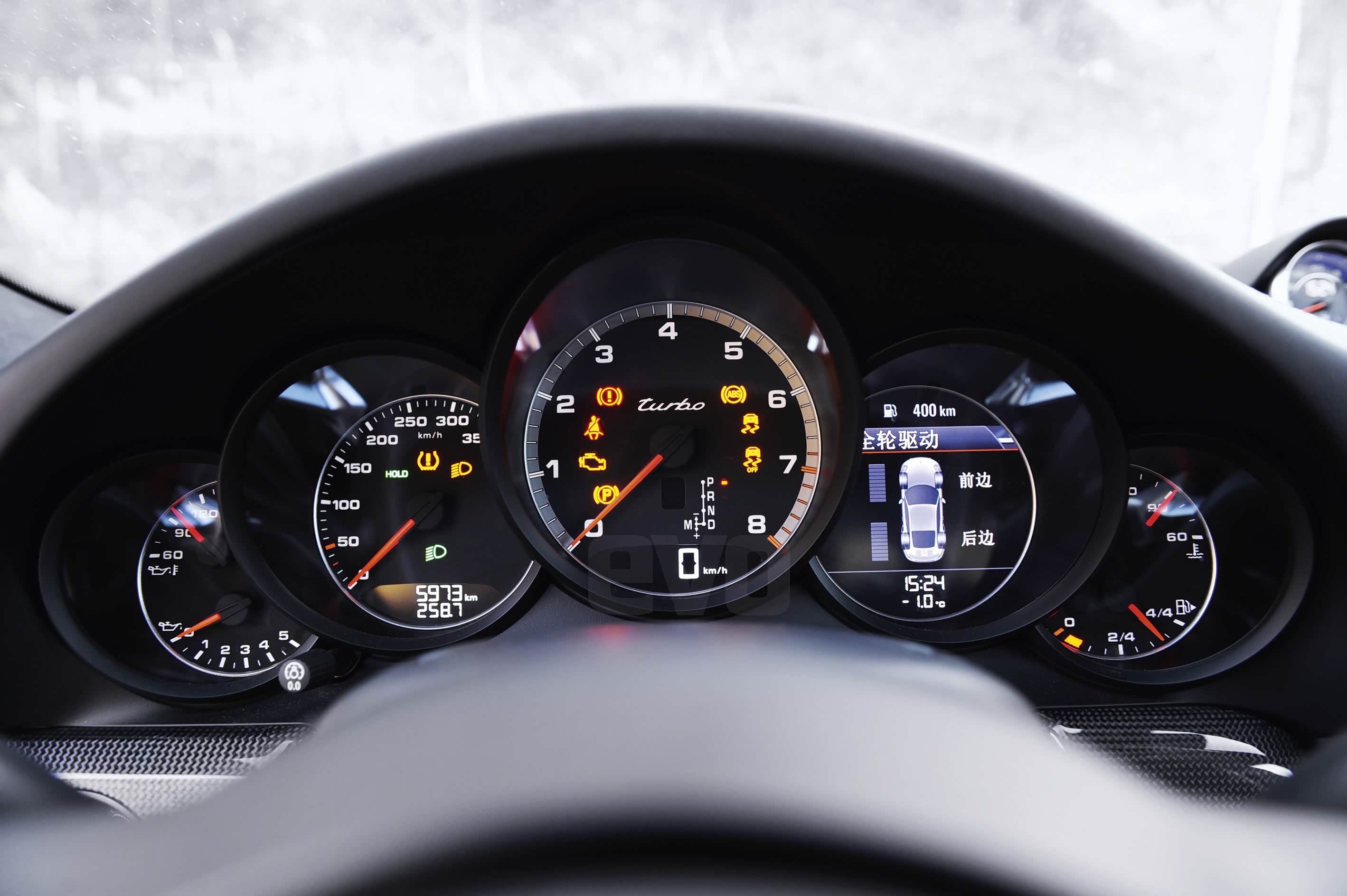 911标志性的5环式仪表盘可显示众多信息,让人血脉喷张