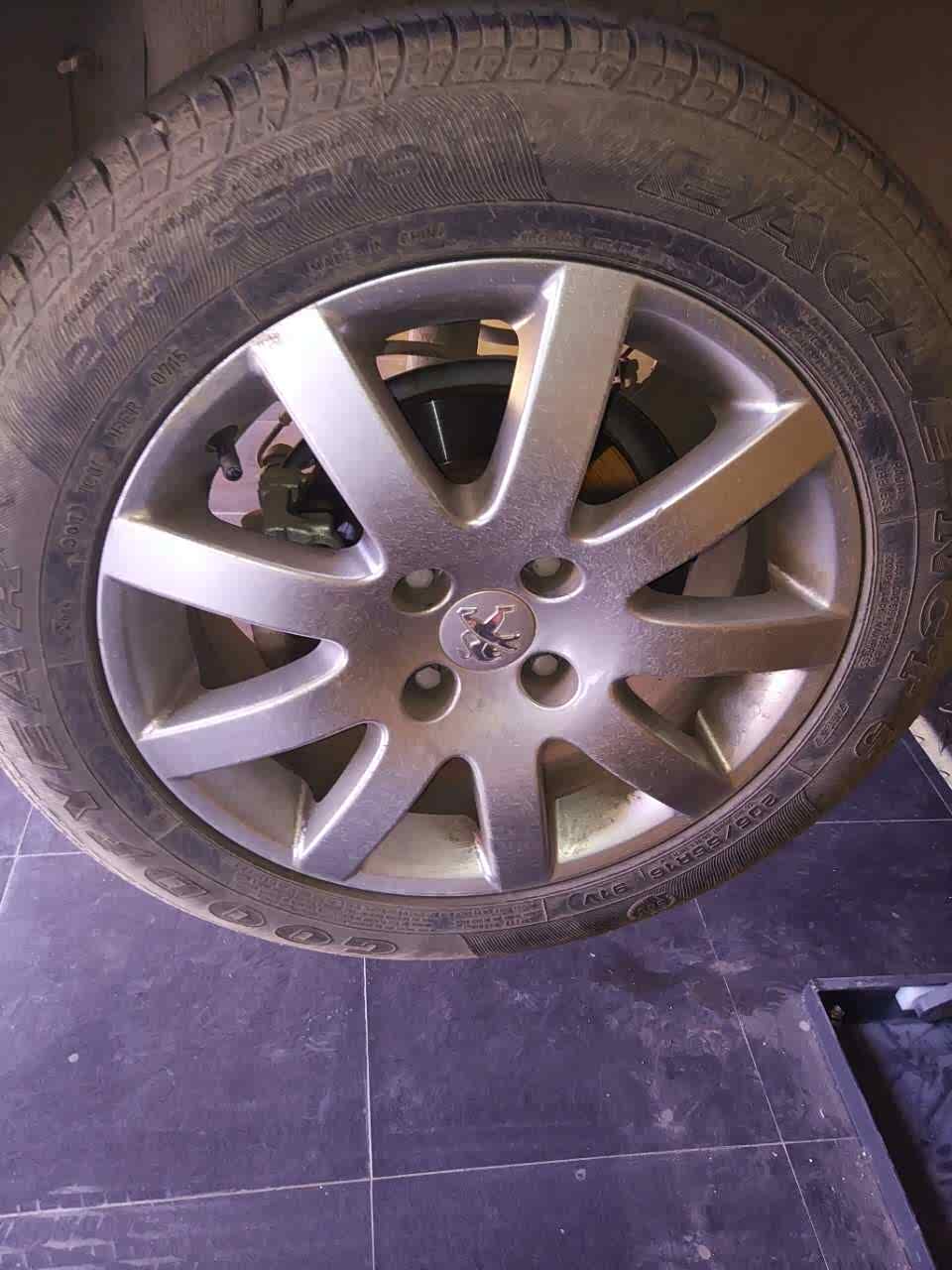 轮胎四条也全部为原车胎.
