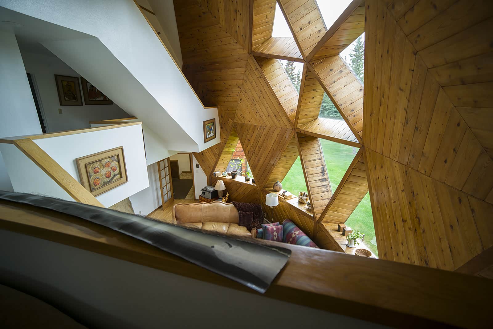 五边形的窗户增加了小屋的神秘感