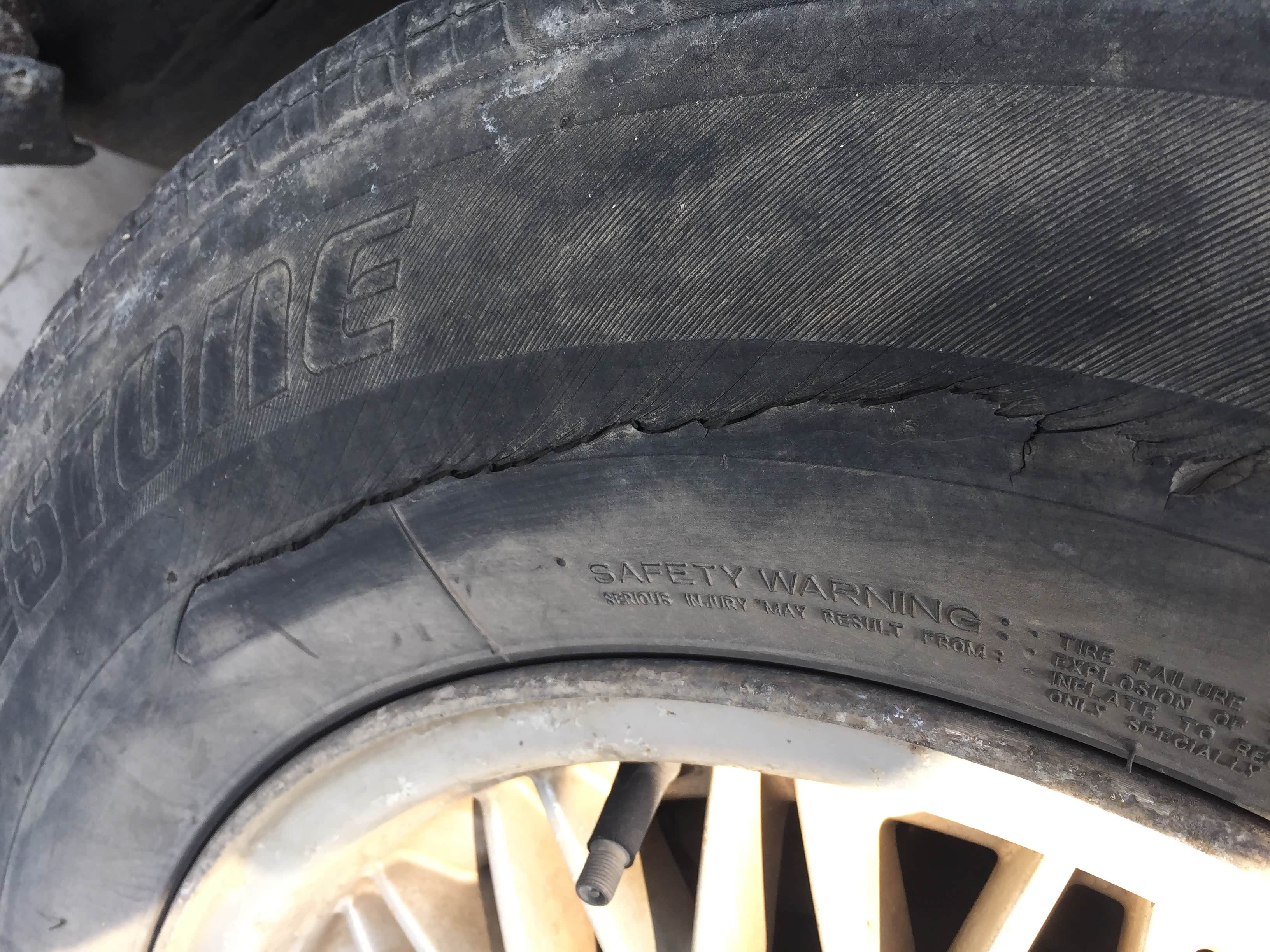 轮胎胎壁上有个大裂口,真吓人