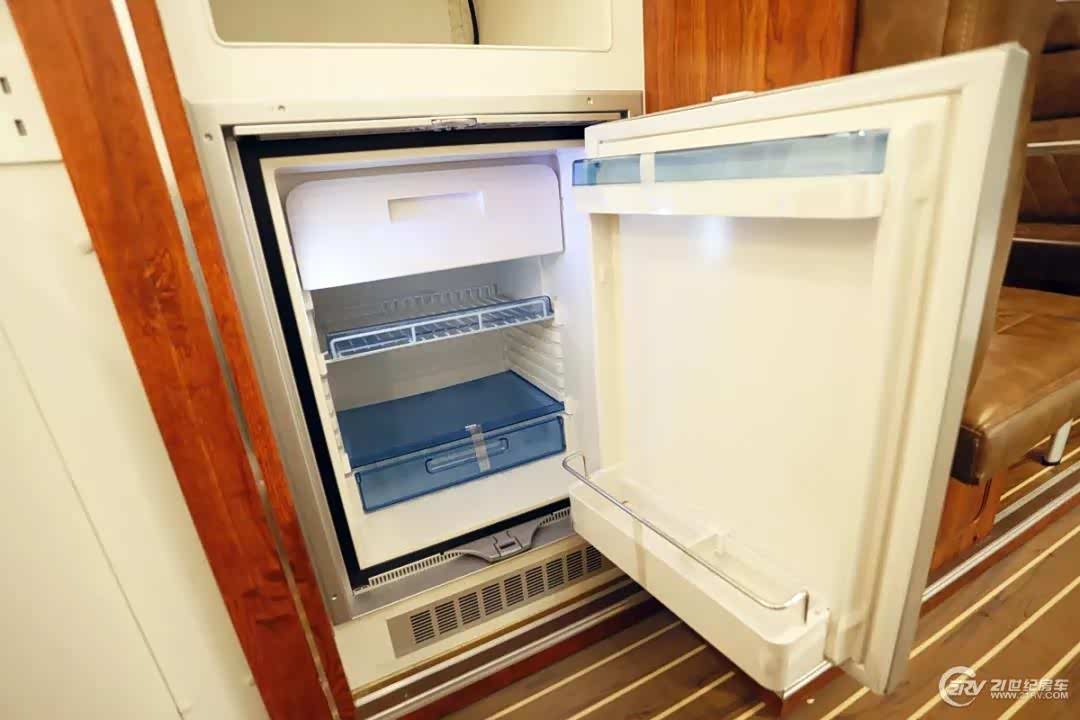 冰箱容积为80升,内部空间分为冷藏冷冻两部分,柜门内侧还设有专门存放