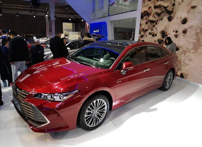 4s店实拍一汽丰田国产亚洲龙,红色实车质感十足,又一爆款来了?