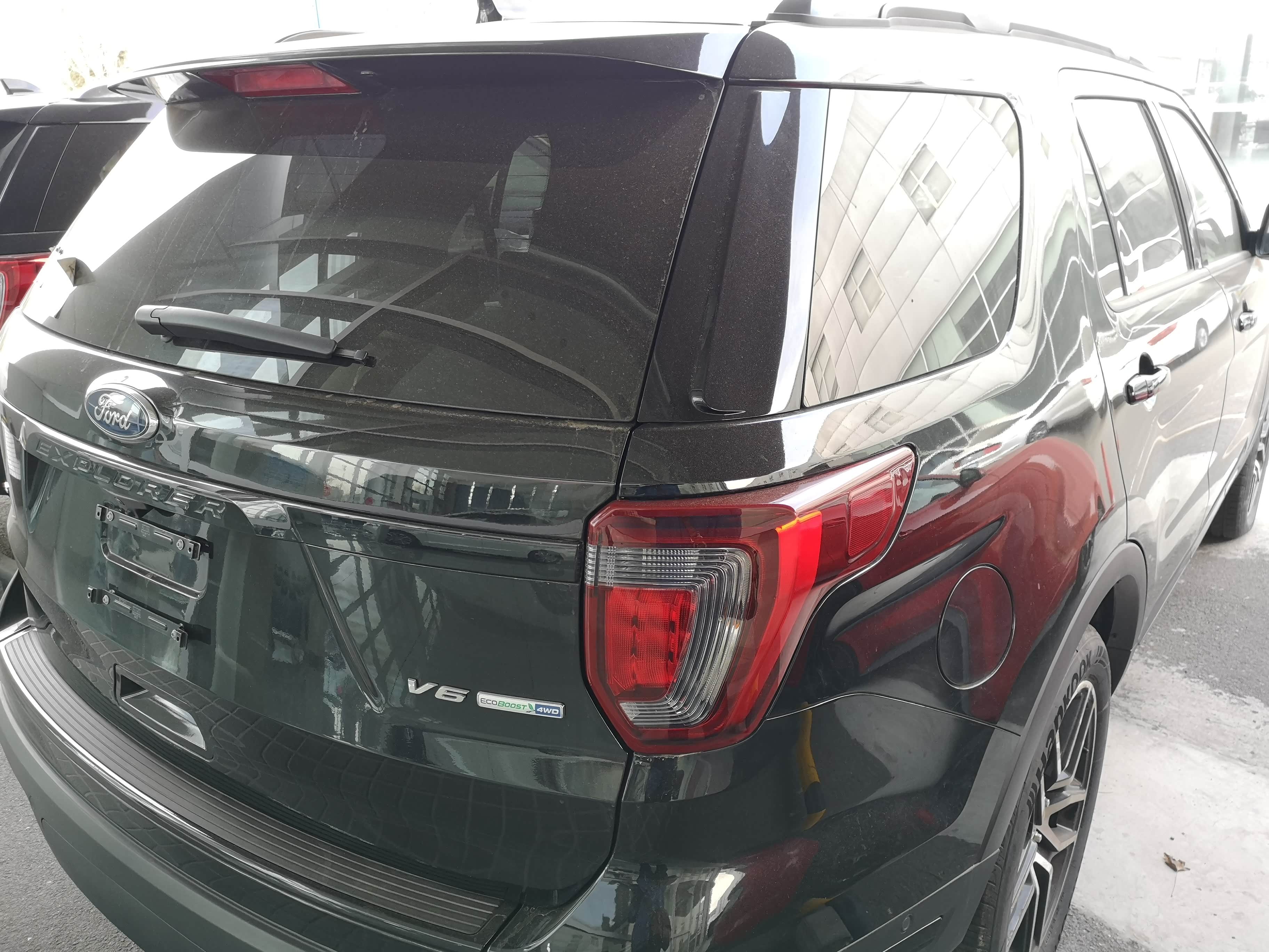 三兄弟颜值担当 店外看福特探险者大七座3.5t运动黑