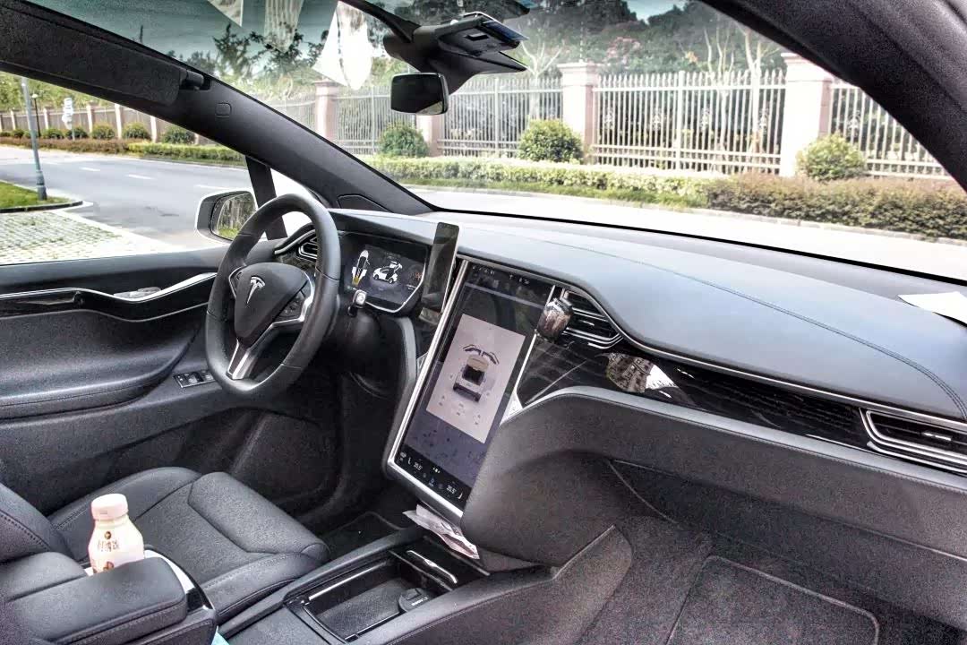 思绪拉回来,说不被那块中控屏吸引是不现实的.