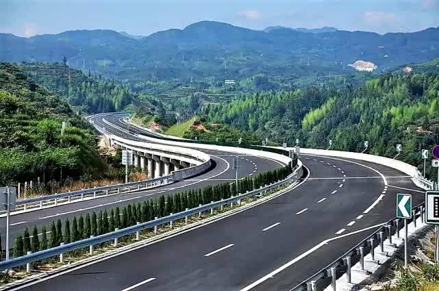 高速公路经常有弯道,多快的车速可以“飞”出弯道呢?车主知道吗_车家号_发现车生活_汽车之家