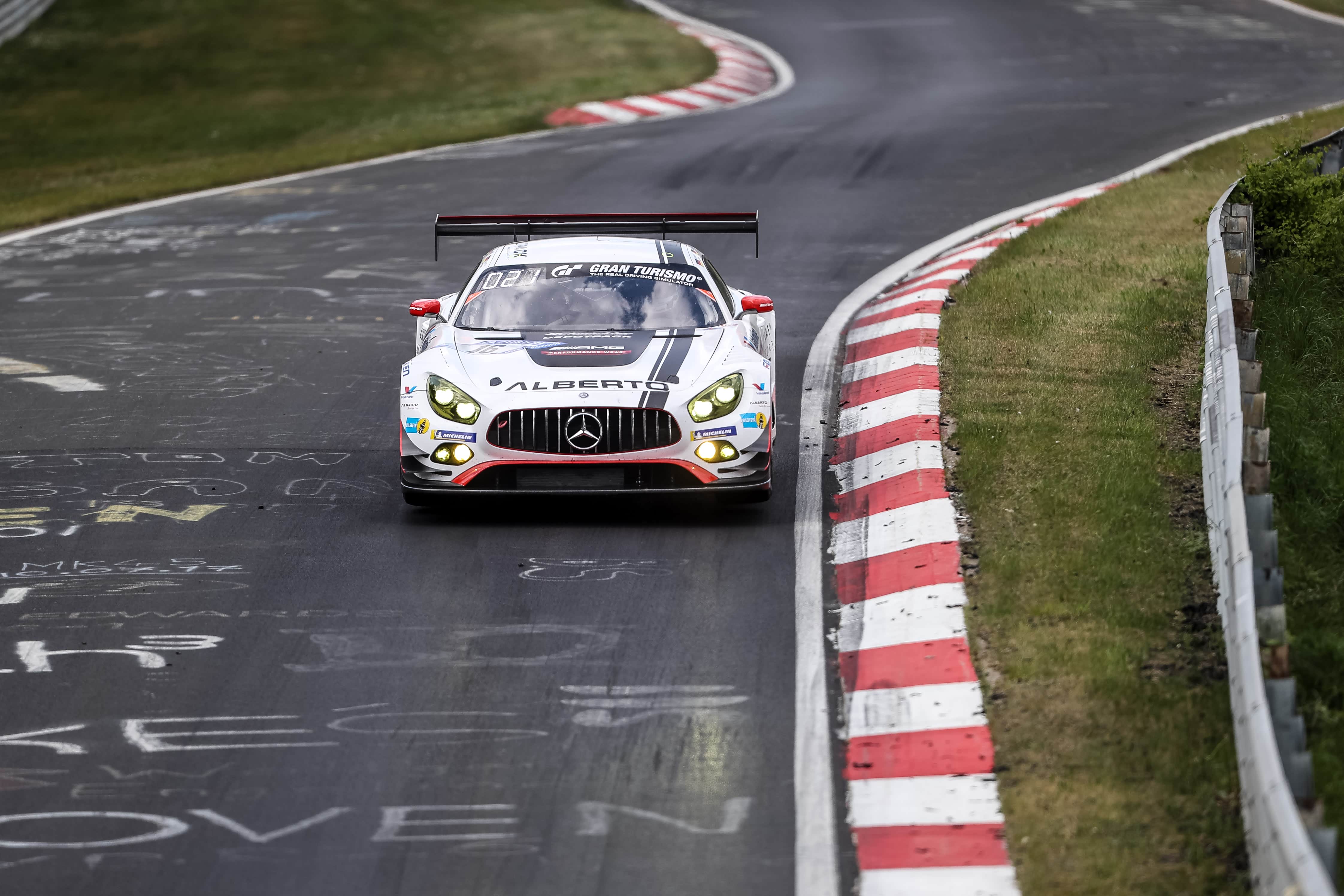 在纽博格林连续跑24个小时是什么体验?