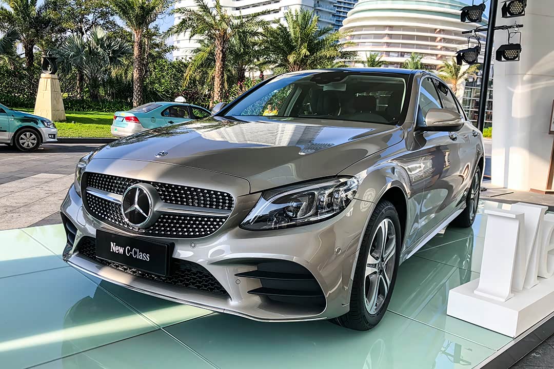 花三十万赚足一百万的面子 奔驰新车上市太诱惑了!