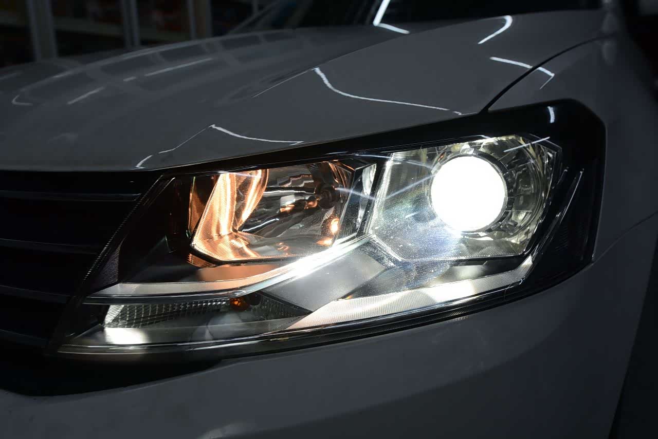 大众朗逸车灯改装透镜氙气灯作业