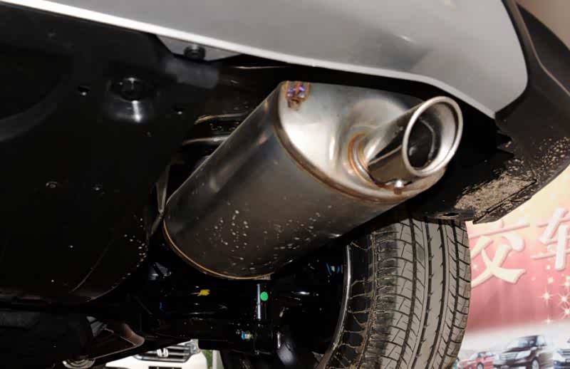 汽车排气管里都是黑色积碳,情况严重吗?