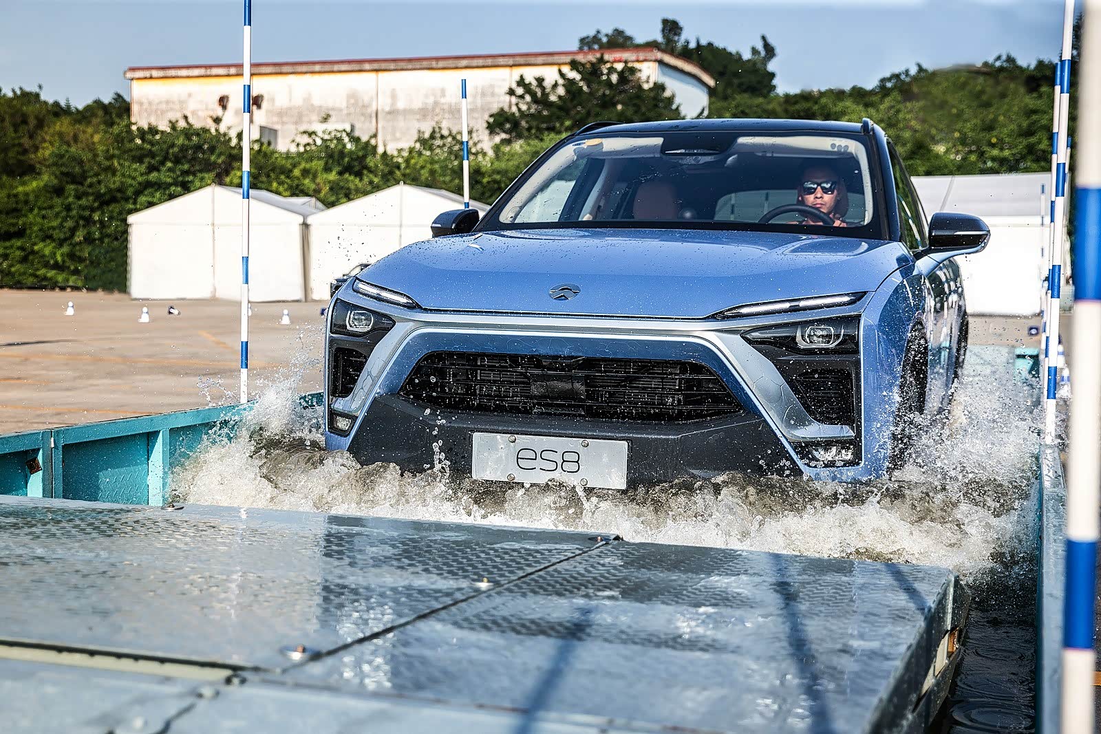 试驾蔚来es8!这台四十多万的国产电