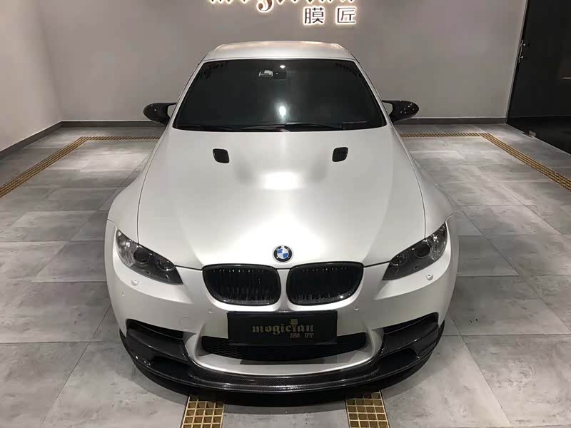 宝马m3换装后,车身动感魅力尽显,陶瓷白色的车身显得十分素净和高雅