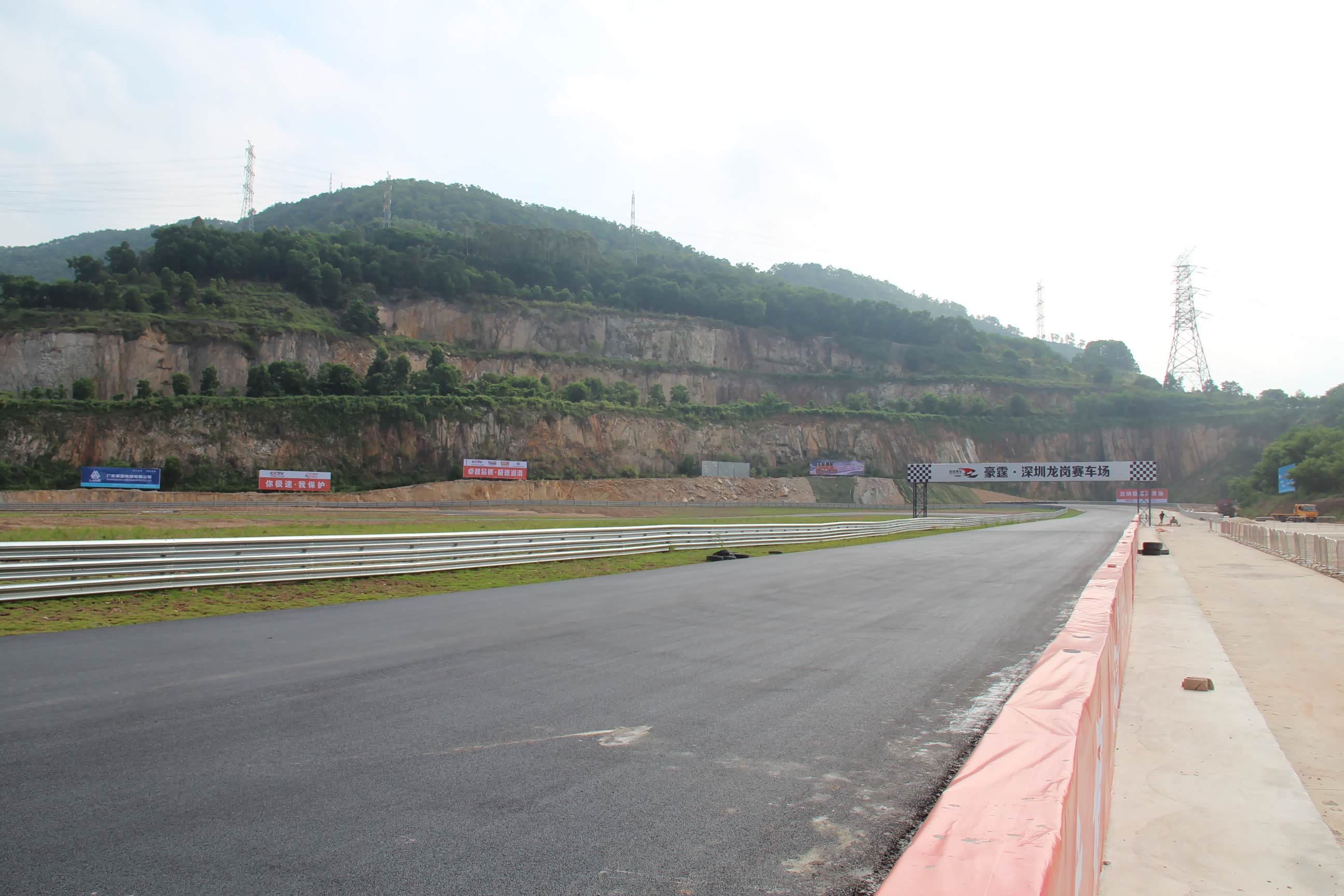 深圳龙岗赛道虽畔山而建,可整条赛道的海拔差很小,没有明显的起伏.