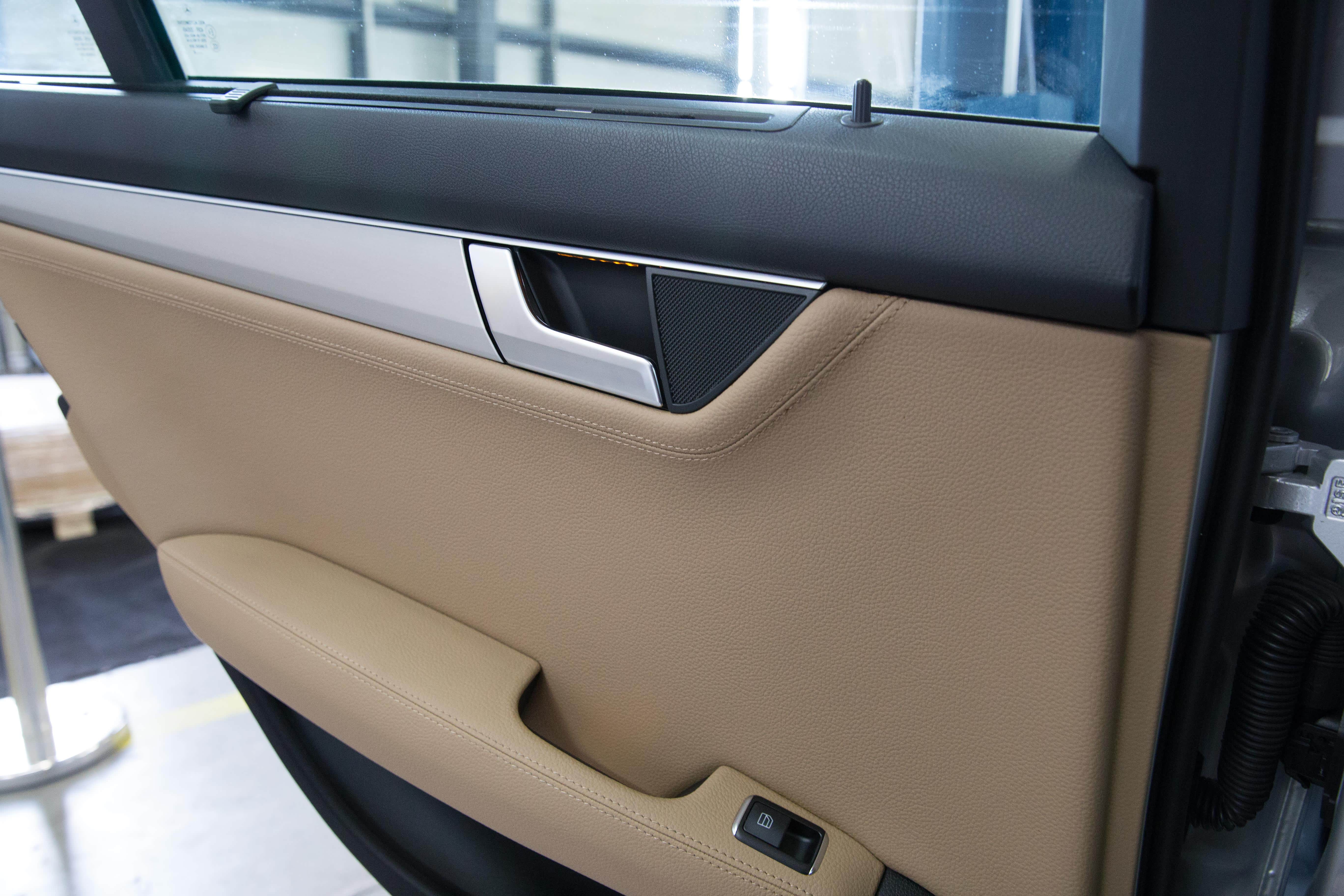 车门内饰板的包皮,多数也都是pvc皮革,座椅扶手则是真皮.