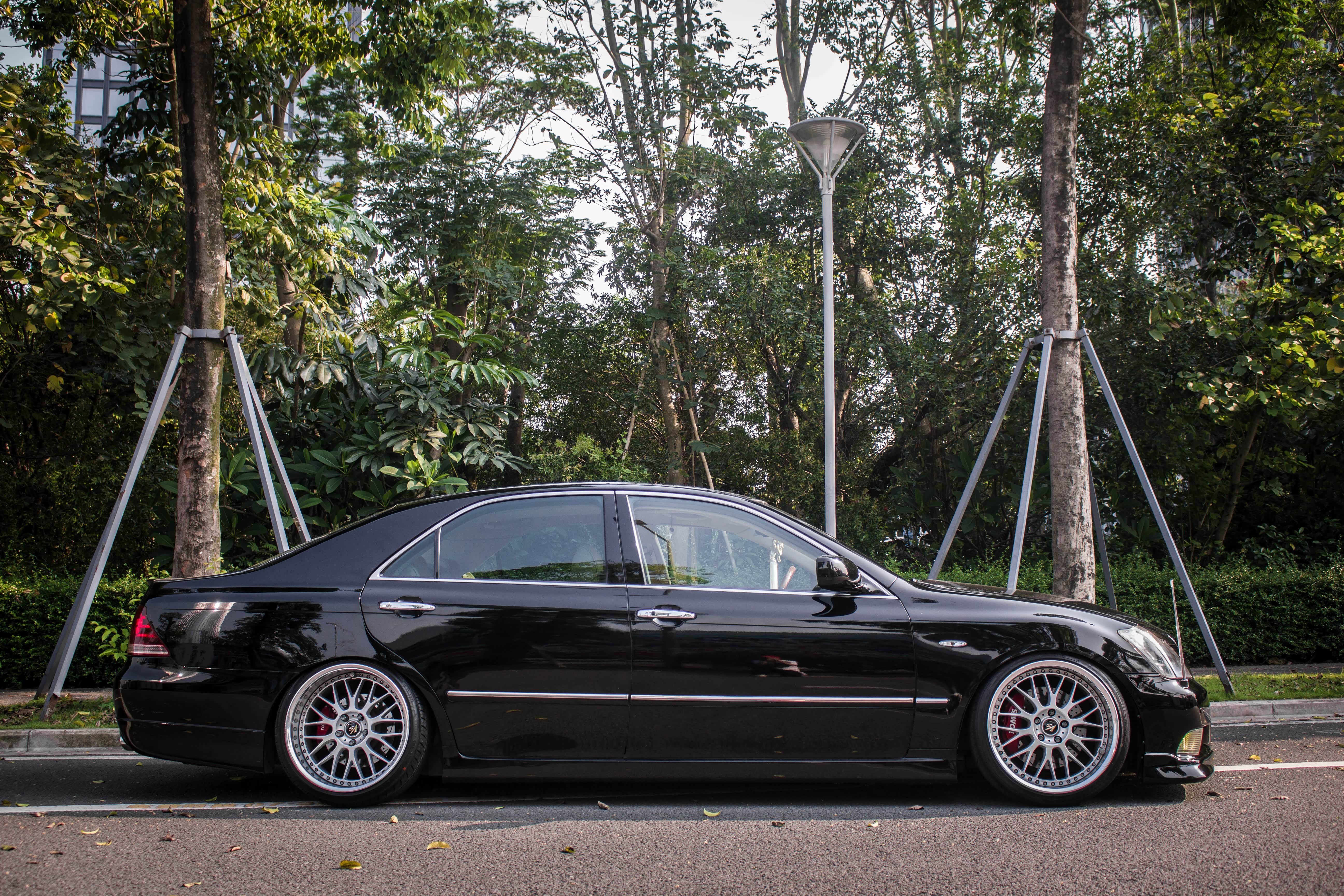 把12代皇冠改装成绞牙大王谁还敢说这是老头子开的车