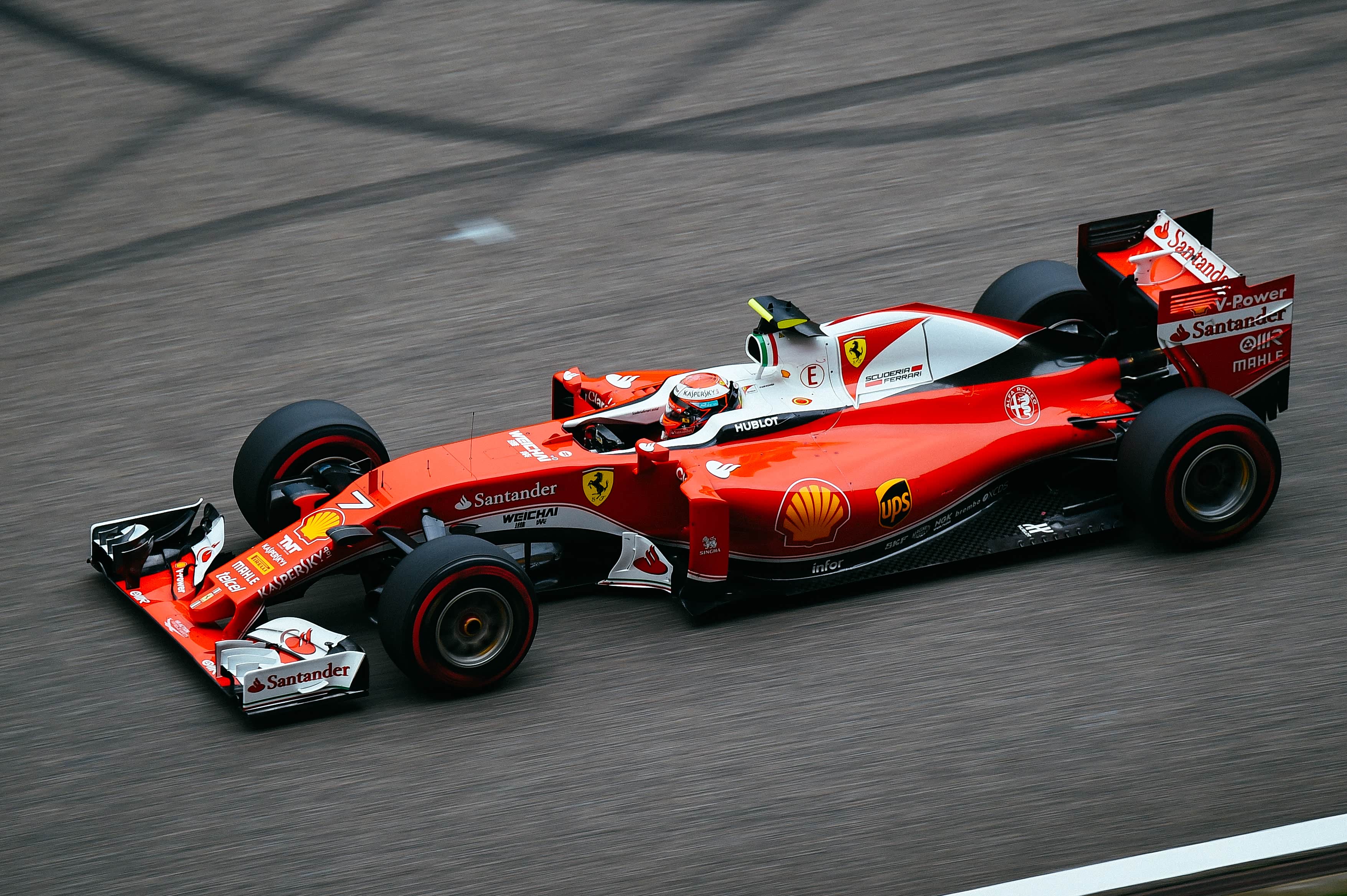 驾驶红色拖拉机的莱科宁