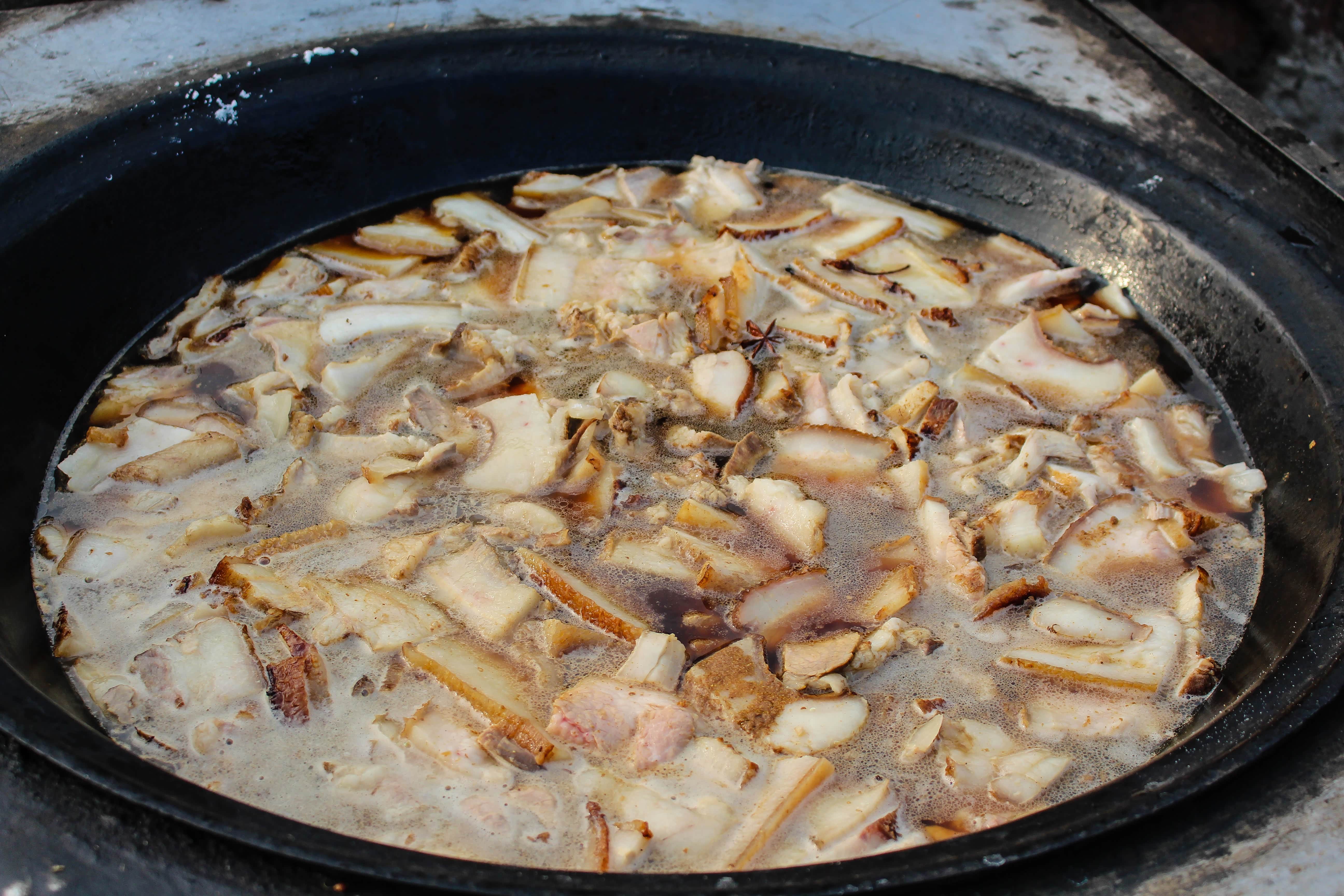 农村大锅菜不讲究品相,重在实惠,别看很腻,吃起来非常香