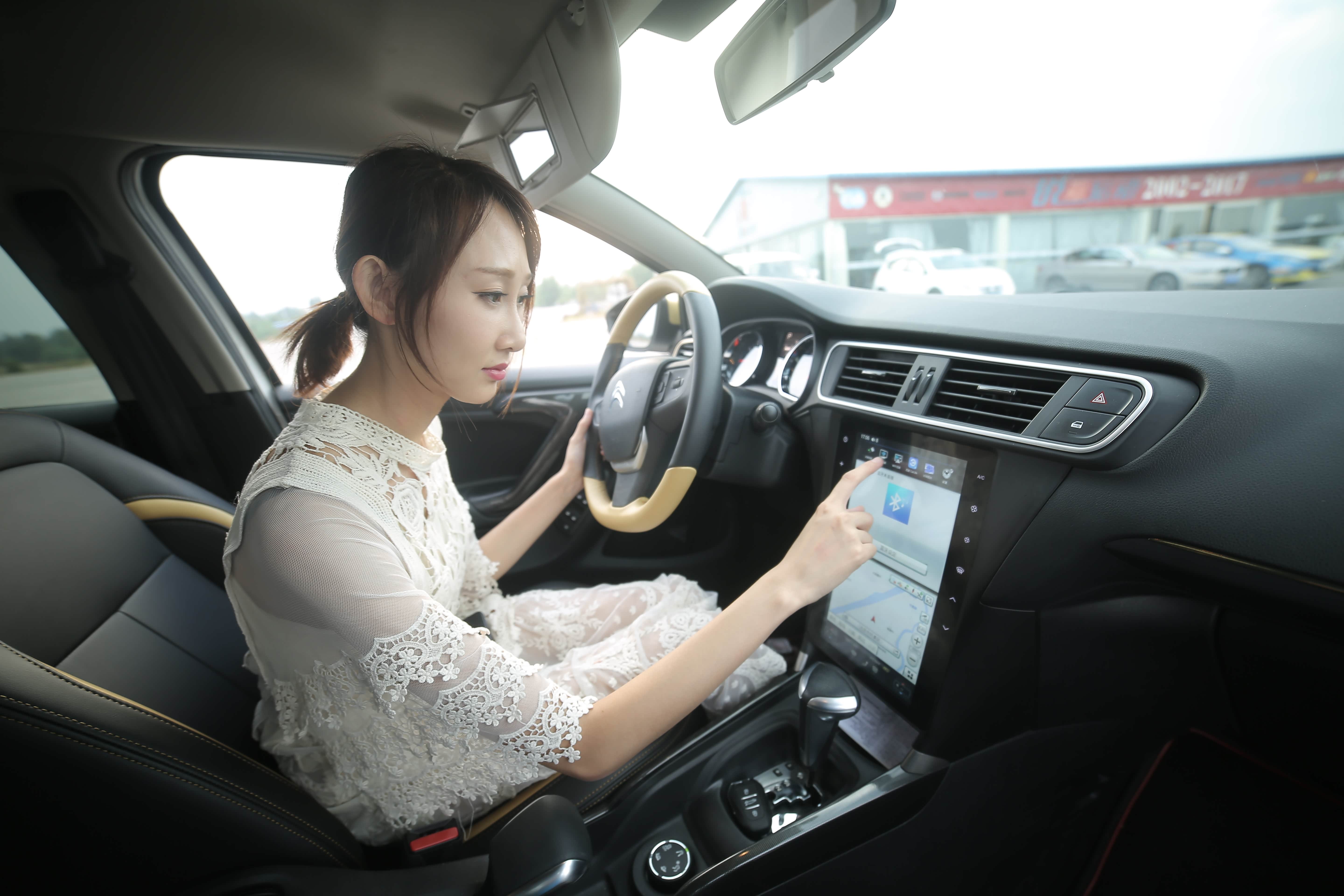 美女不淡定了 .