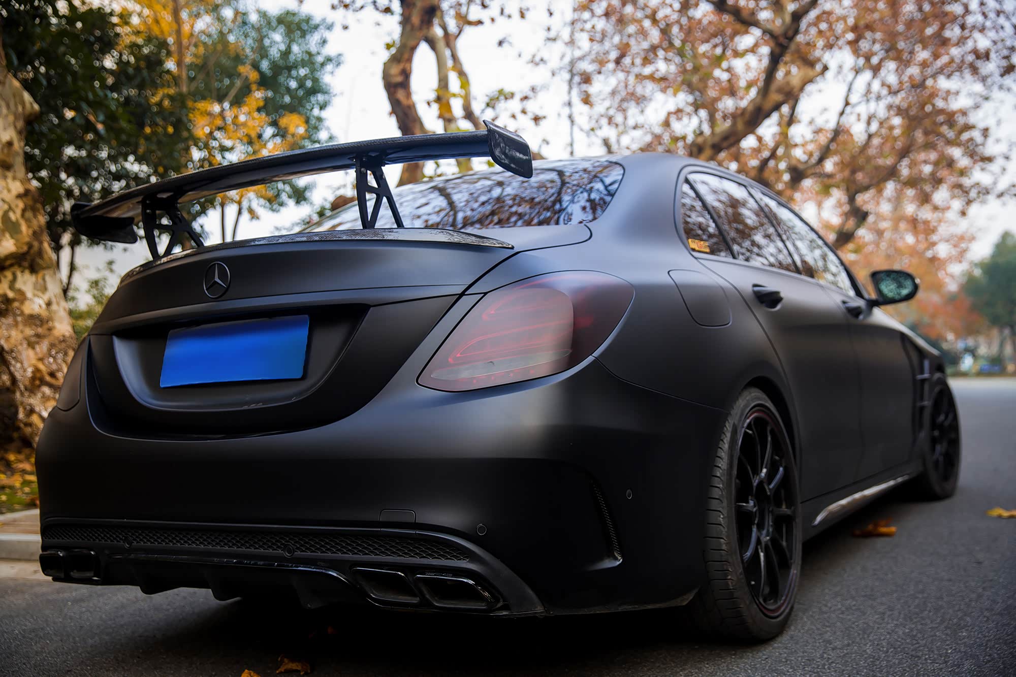 抑制不住自己躁动的心,车友将奔驰c200l改装成超帅黑武士!