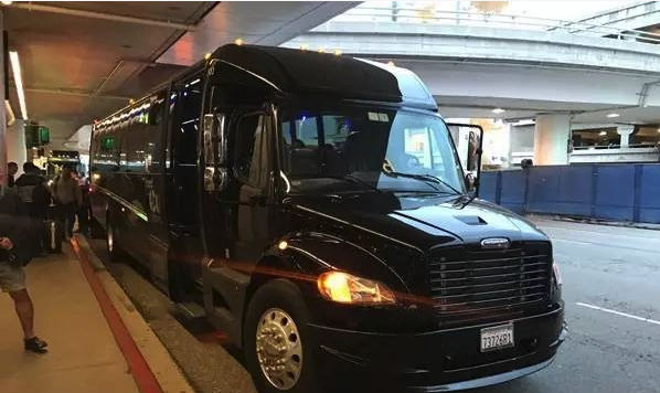 这部黑色的大巴,其实可以看成是"豪华版"校车,配备空气悬挂,但底盘