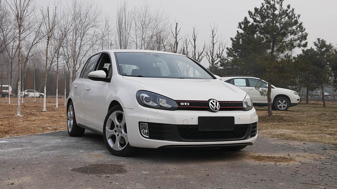 这台第六代高尔夫gti,它13年4月上牌,表显里程53384公里,至今3次过户.