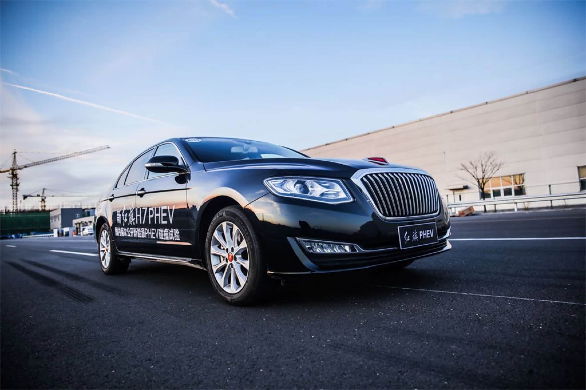 硬怼25吨大解放!这款中国豪华c级车真硬气