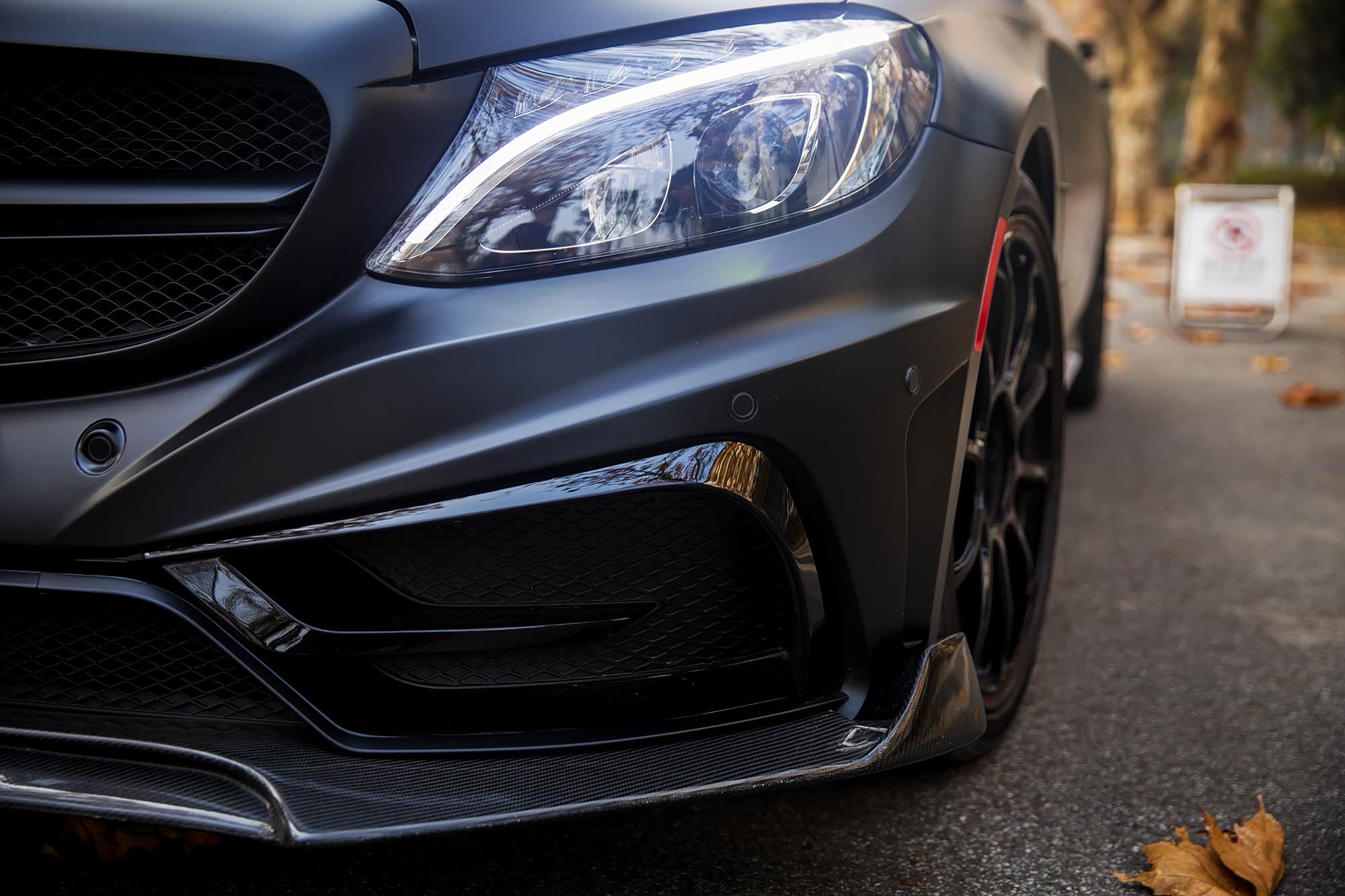 抑制不住自己躁动的心,车友将奔驰c200l改装成超帅黑武士!