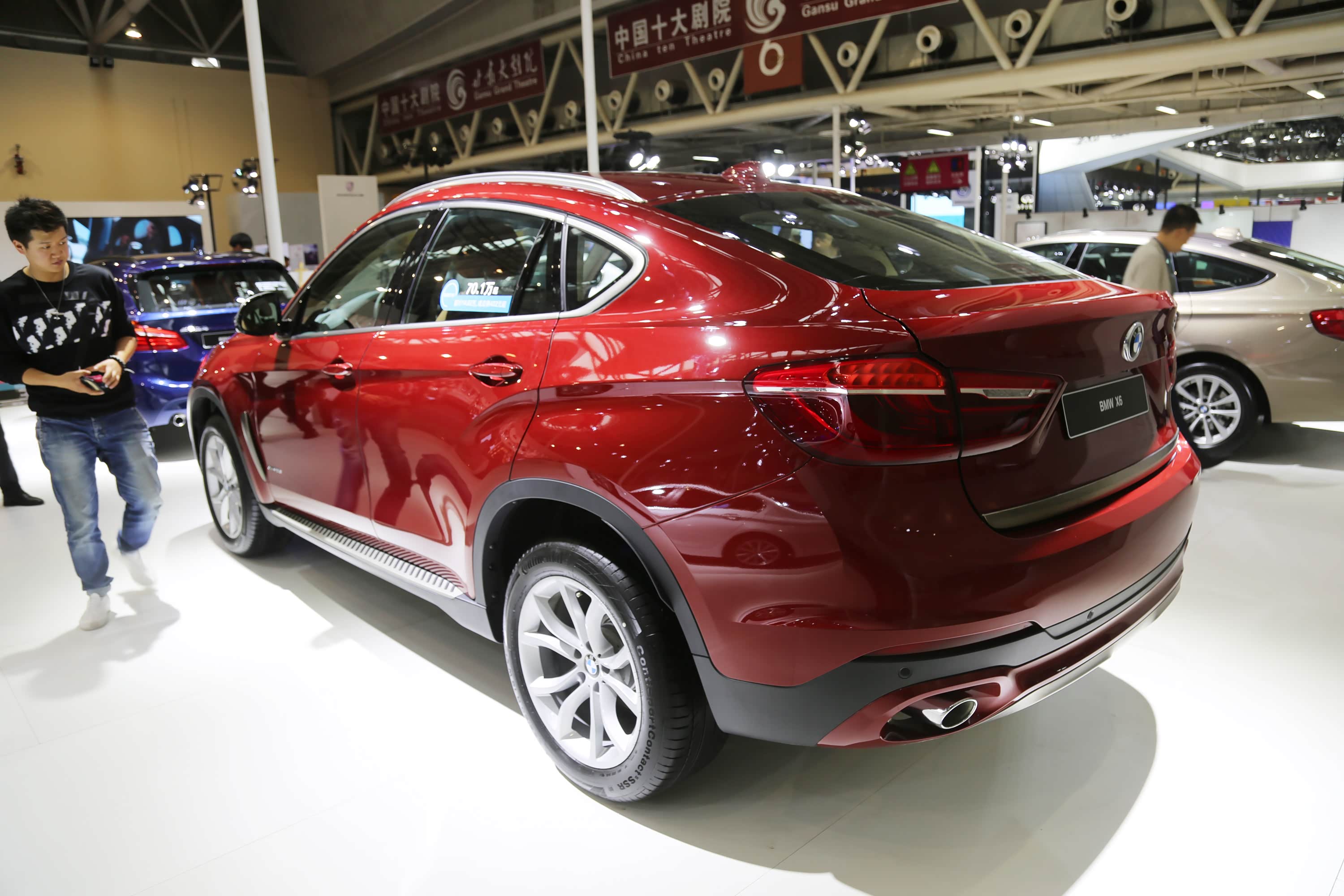 红色宝马 bmw x6,百万级别豪华座驾,车展实拍!