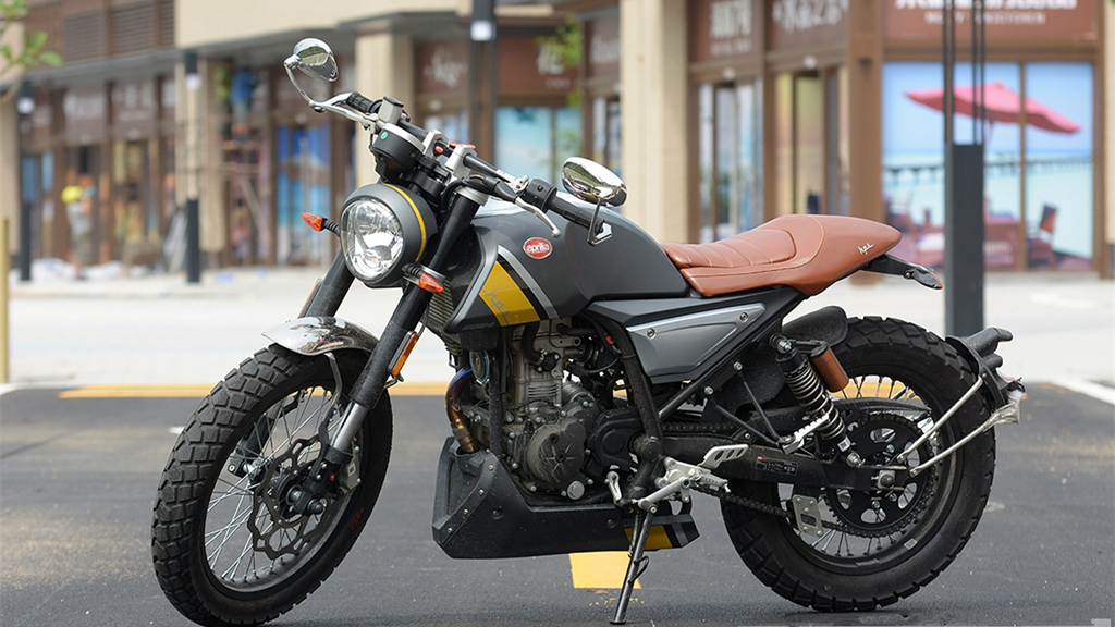 售价:19800元人民币 cr150是阿普利亚推出的一款小排量复古车型,在