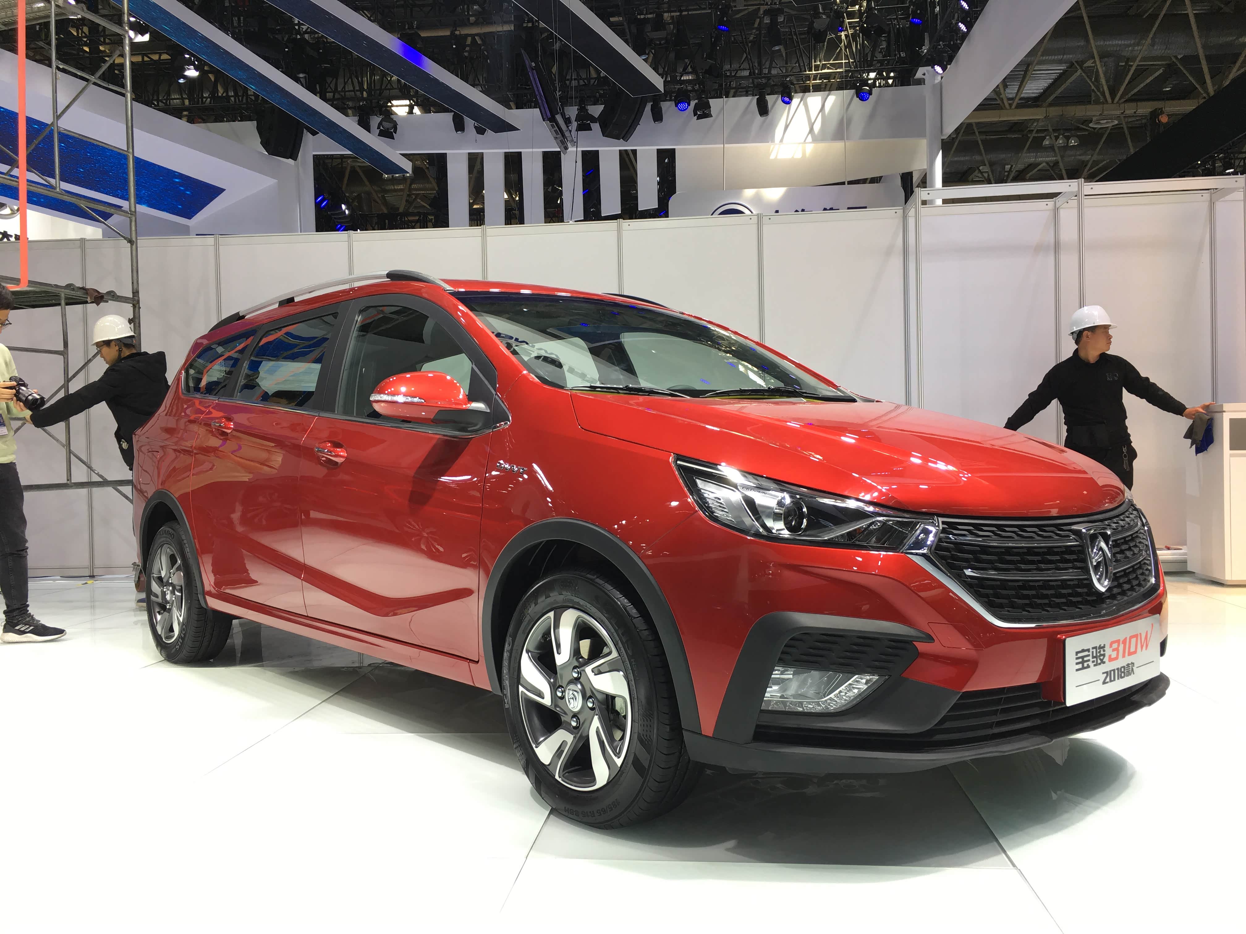 售价638万起新增自动挡车型2018款宝骏310w实拍