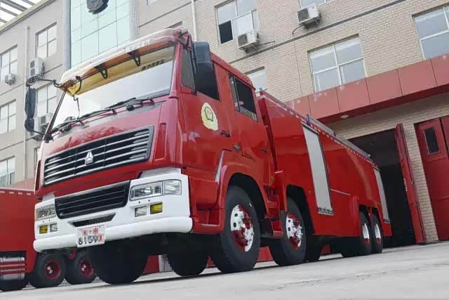 五,斯太尔王重型21吨水罐消防车 生产制造商:中国重汽 车型参数