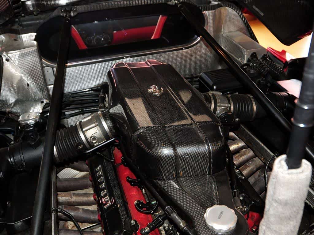 1000万法拉利恩佐被弃停车场,全身蒙灰惹众人围观!