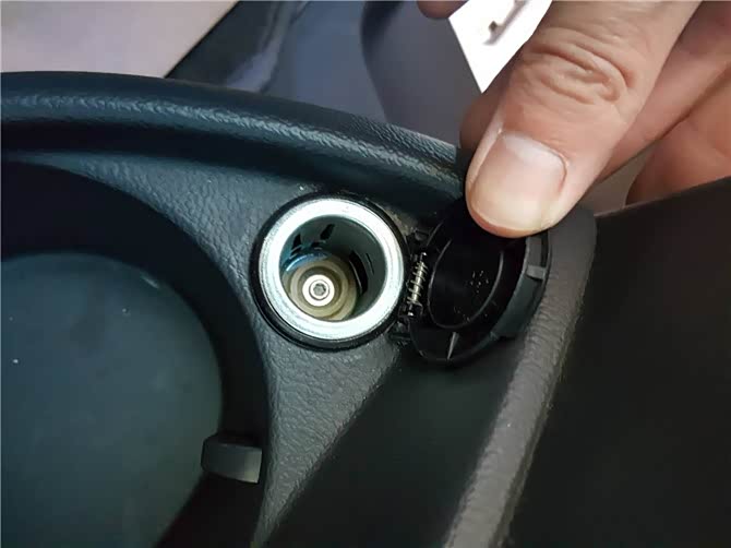 点烟器底座整洁无水锈,无泥沙.