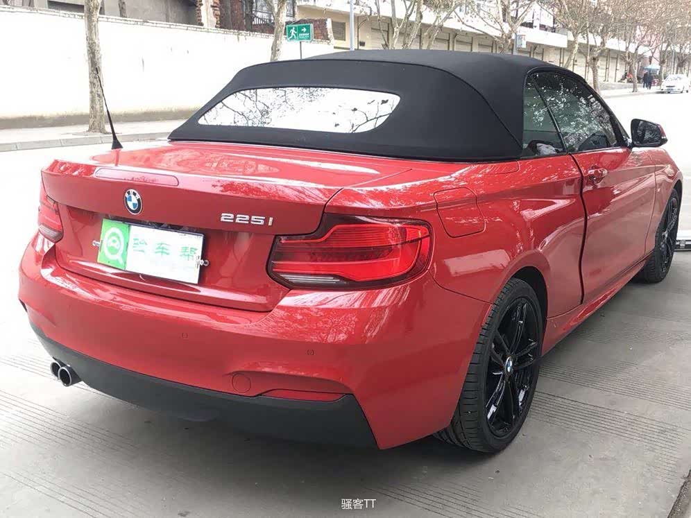 在结束全车检查后,骚客不得不感叹这辆宝马225i敞篷轿跑的魅力:时尚的