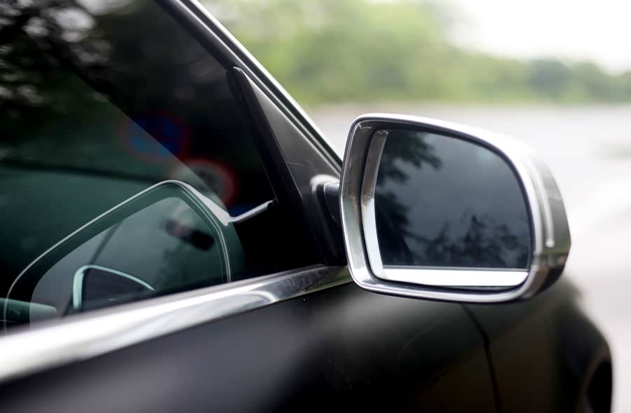 s系列银色镀铬后视镜外壳,和原车侧饰条相互映衬.