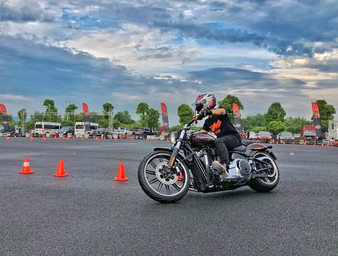 骑行学院以及新车试驾和金卡纳挑战赛环节之外,哈雷酷酷的风格也延续